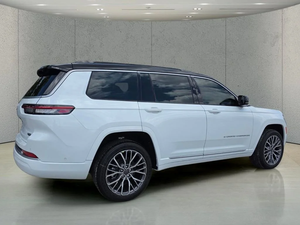 New 2026 Bright White Clear-Coat Exterior Paint Jeep Summit image 4