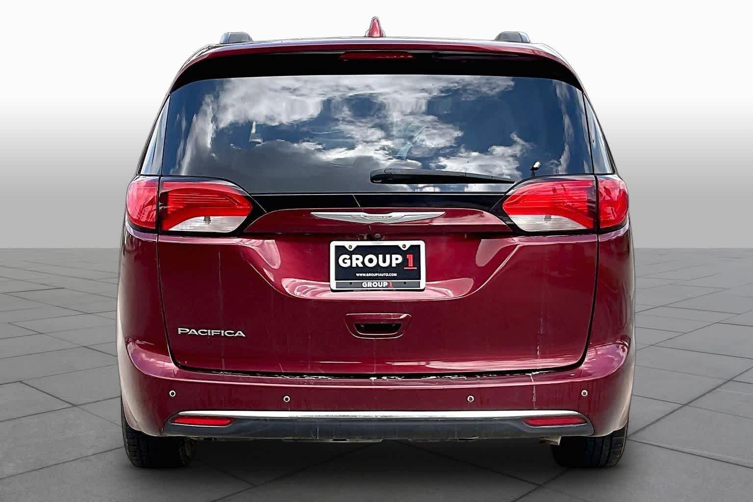 Used 2017 Velvet Red Pearlcoat Chrysler Touring-L image 4