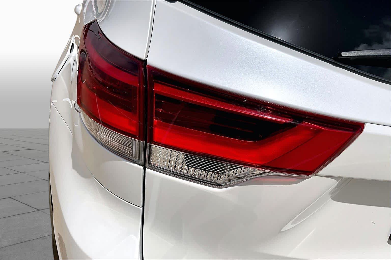 Used 2018 Blizzard Pearl Toyota Limited image 29