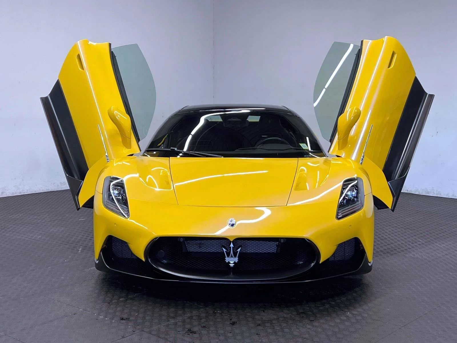 Used 2023 Yellow Maserati Cielo image 11