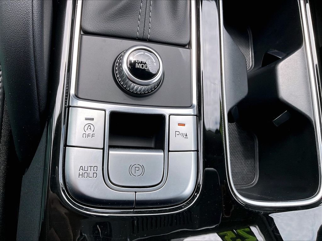 Used 2025 Everlasting Silver Kia LX image 32