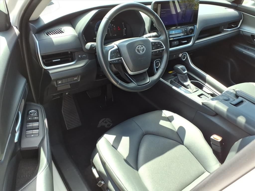 Used 2025 Beige Toyota XLE image 18