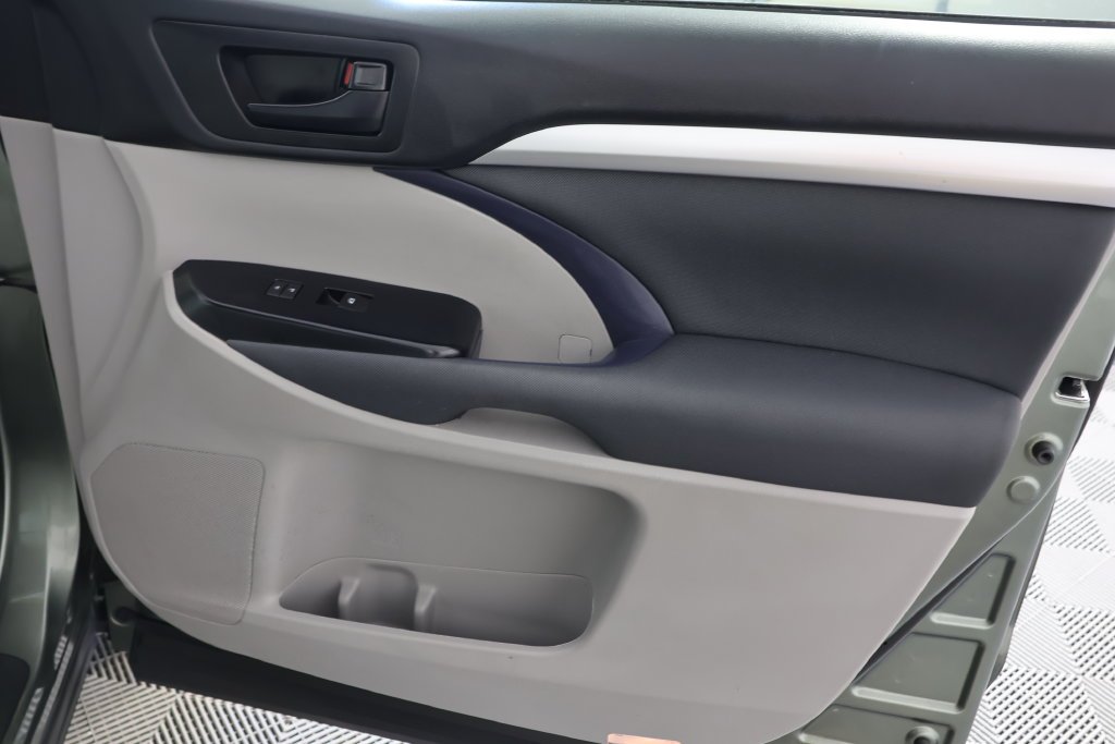 2017 Toyota Highlander LE - Photo 27