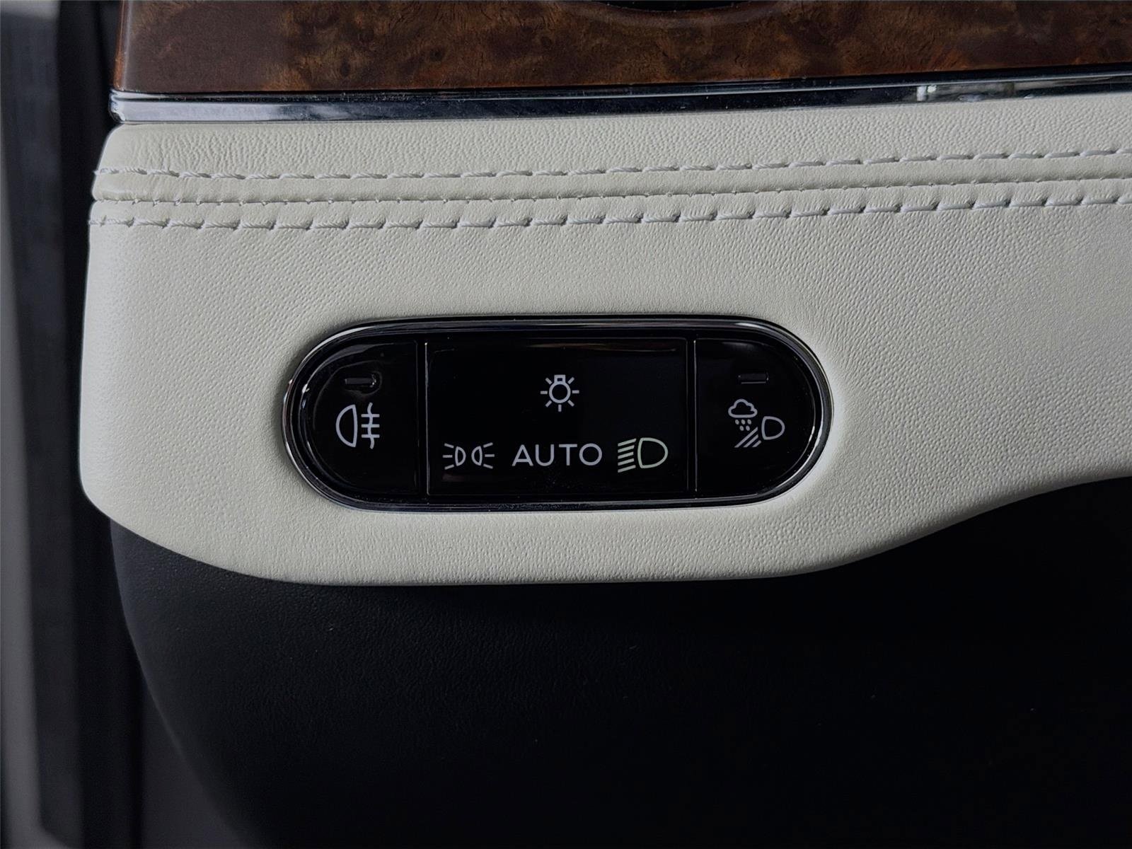 Used 2022 White Bentley V8 image 10
