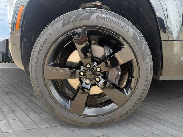 New 2026 Santorini Black Land Rover X-Dynamic SE image 9