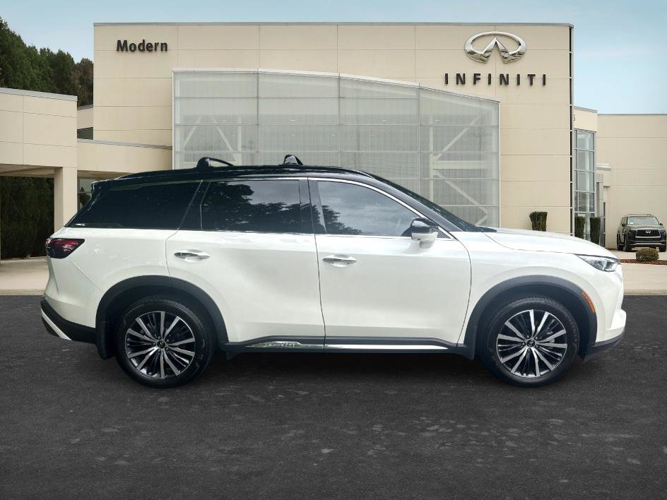 Used 2025 Majestic White/Black Obsidian INFINITI AUTOGRAPH image 4