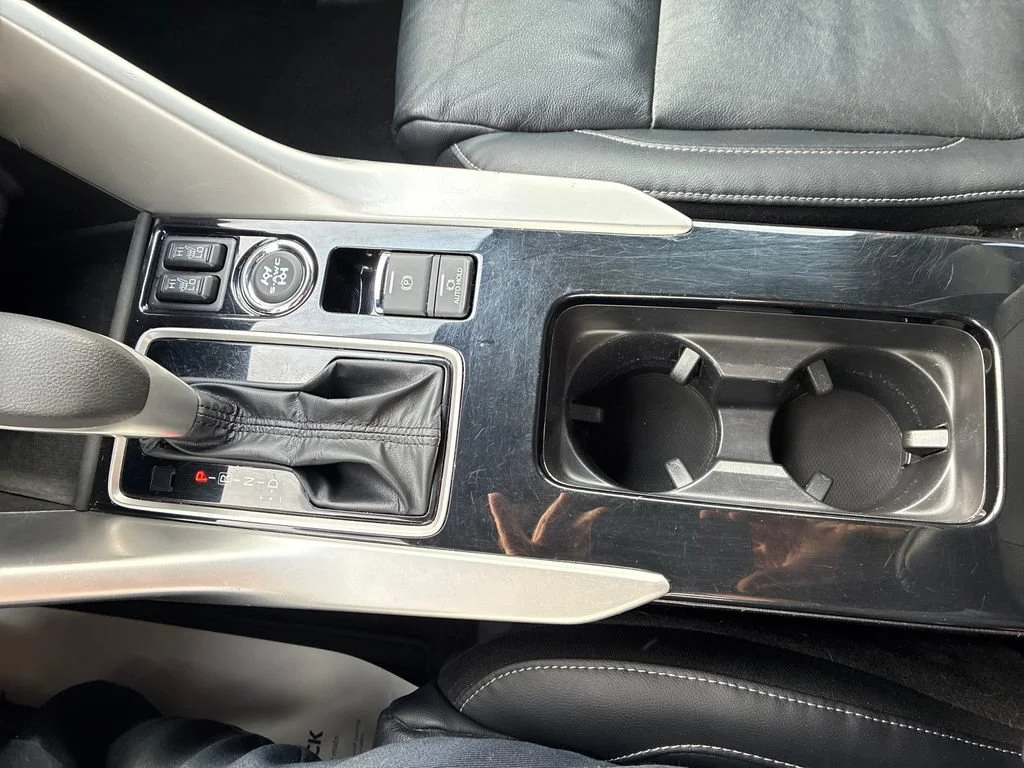 Used 2024  Mitsubishi SE image 21