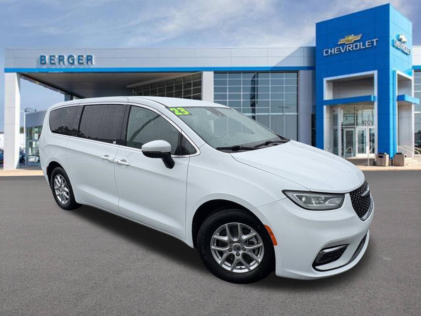 2023 Chrysler Pacifica Touring's photo