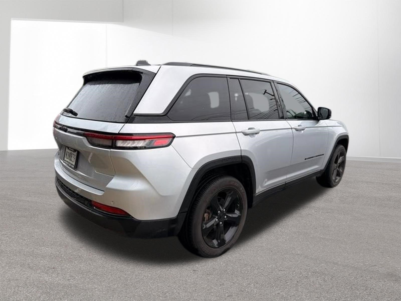 Used 2024 Silver Zynith Jeep Altitude X image 3