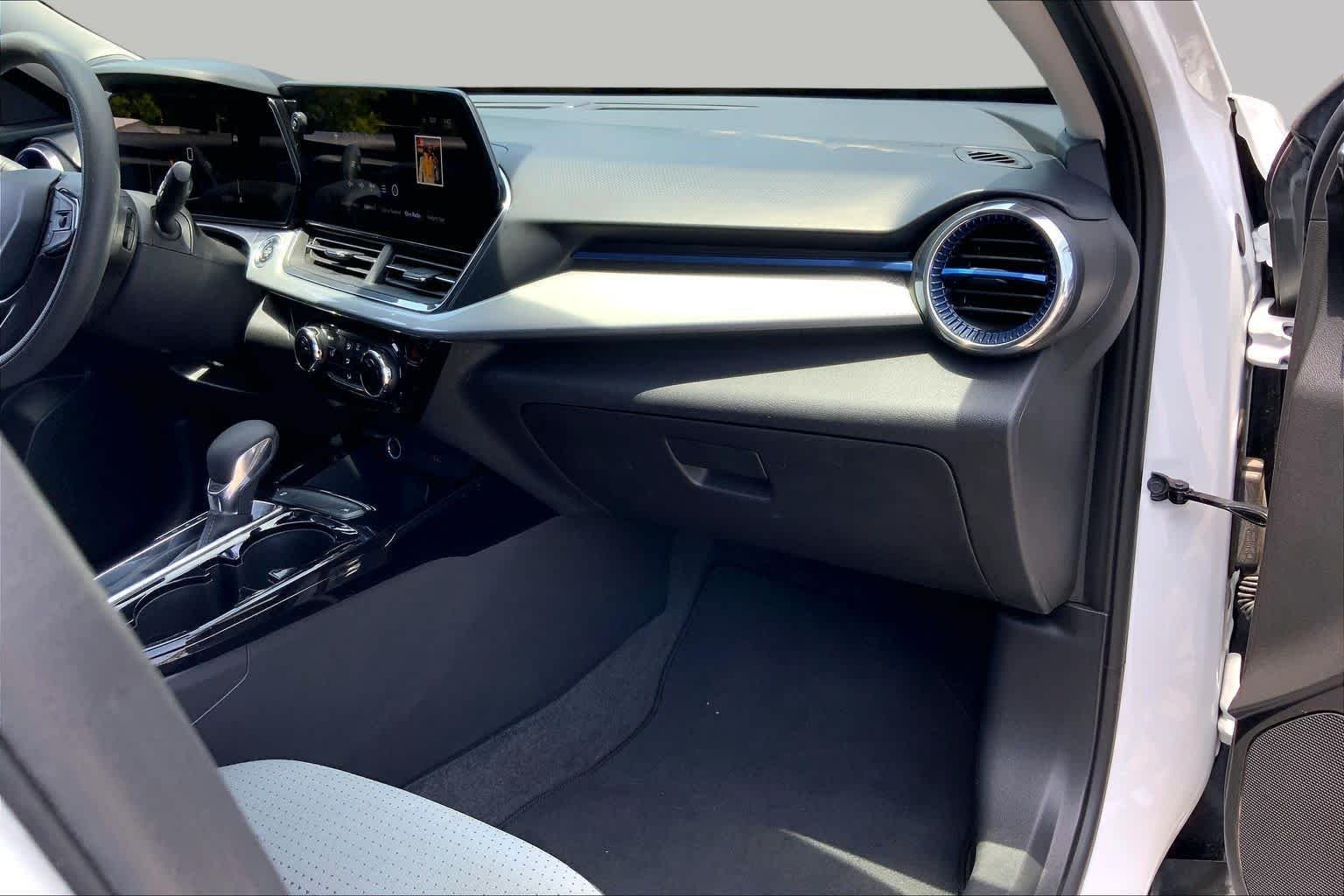 Used 2025 Summit White Chevrolet LT image 19