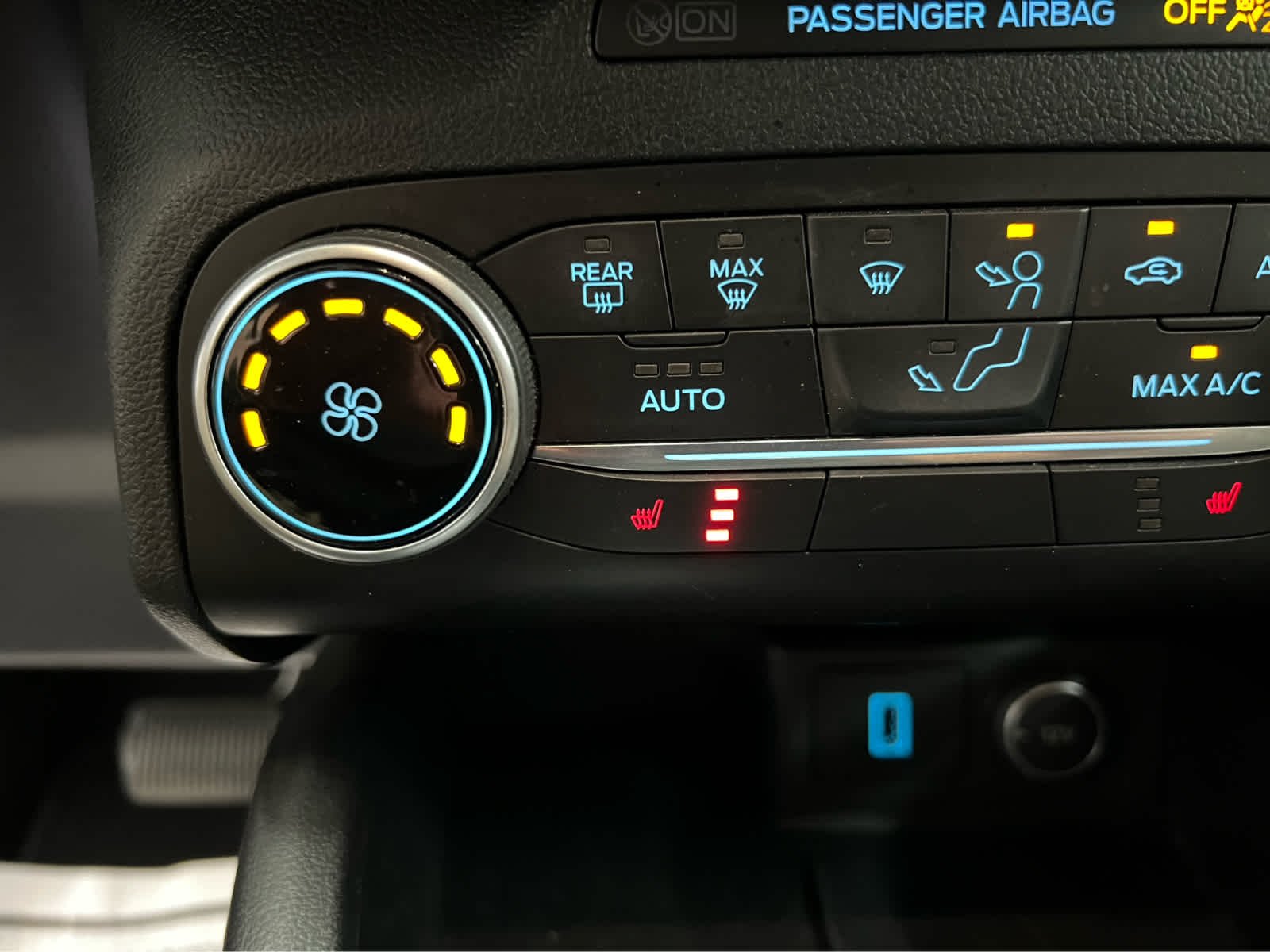 Used 2020 Agate Black Ford SE image 24