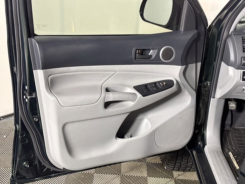 Used 2013 Green Toyota Base image 10