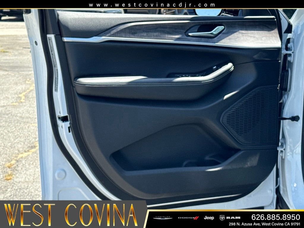 New 2026 Bright White Clear-Coat Exterior Paint Jeep Altitude image 18
