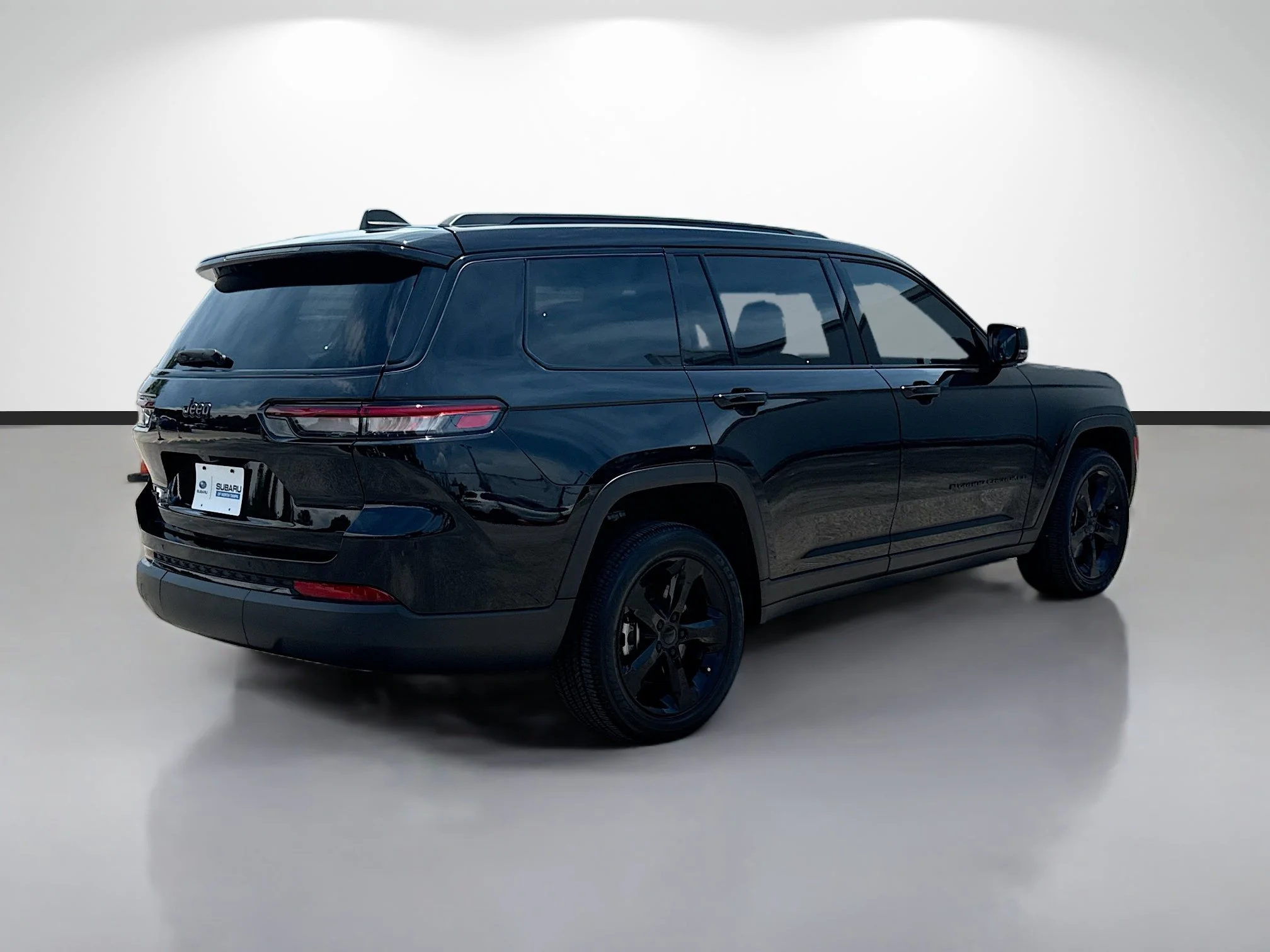 Used 2024 Diamond Black Crystal Pearlcoat Jeep Altitude X image 3