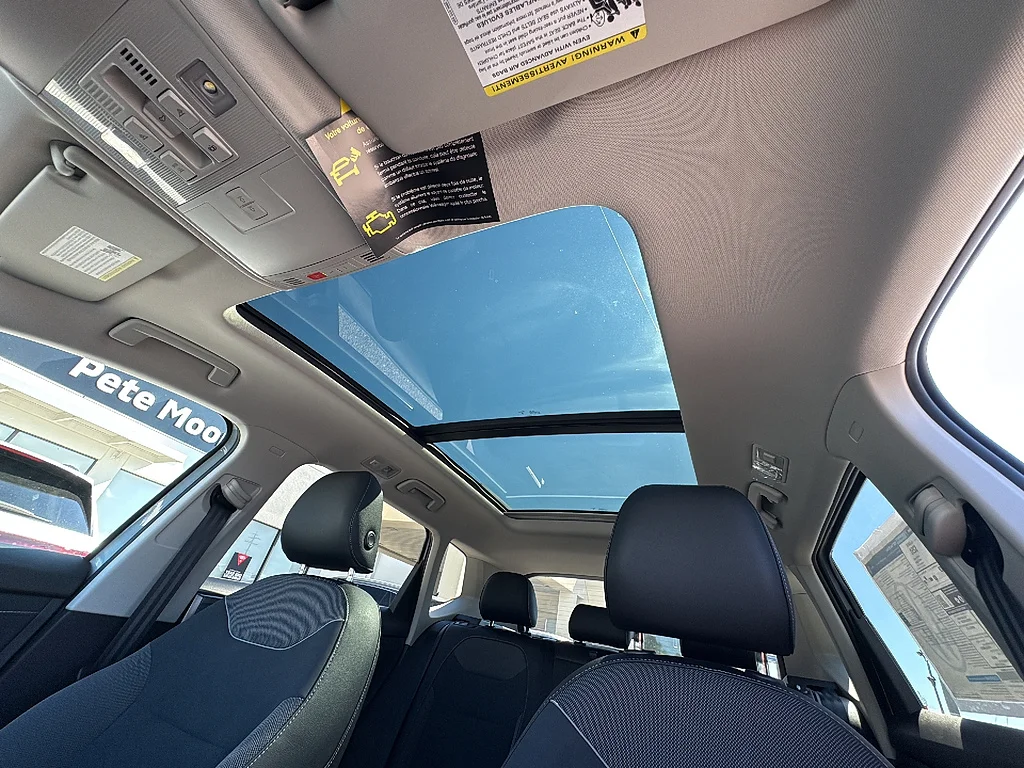 New 2027 Monument Gray w/ Deep Black Roof Volkswagen SE Black FWD image 21