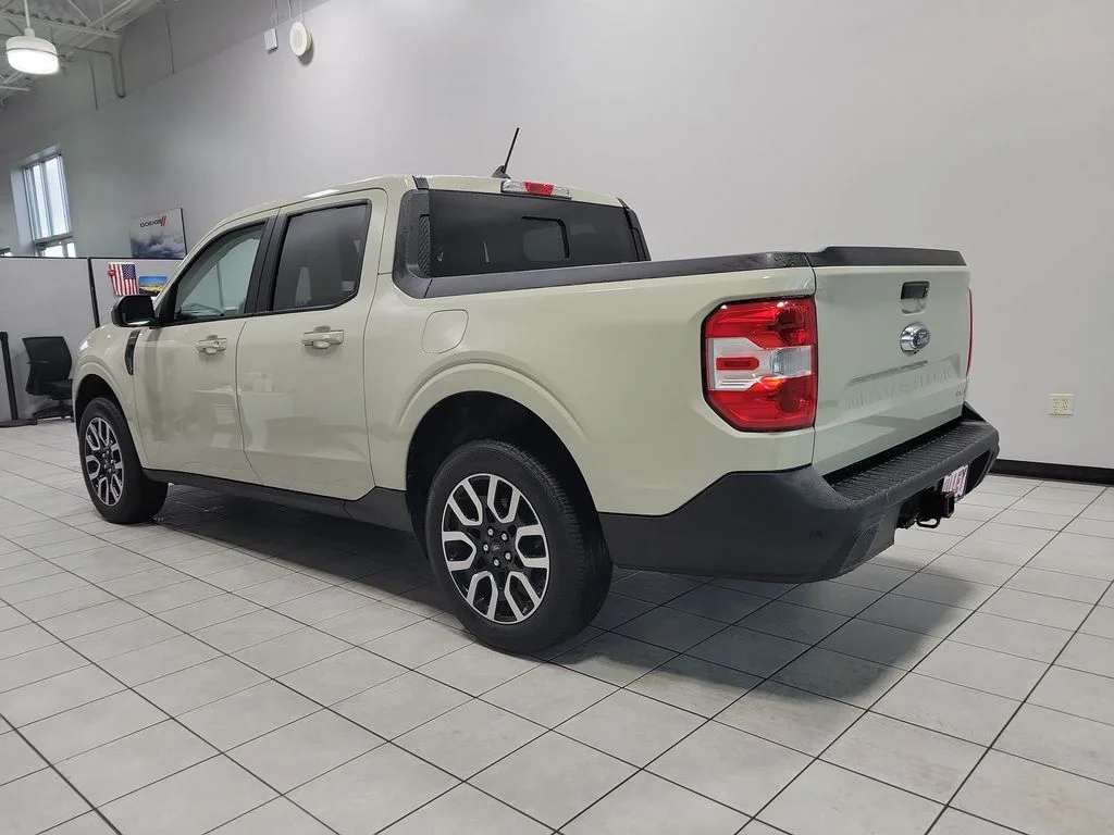 Used 2024  Ford Lariat image 10