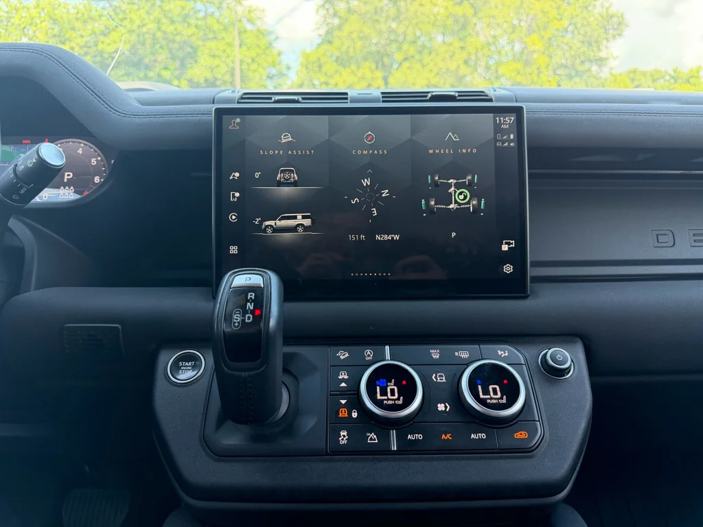 Used 2023  Land Rover X-Dynamic SE image 13