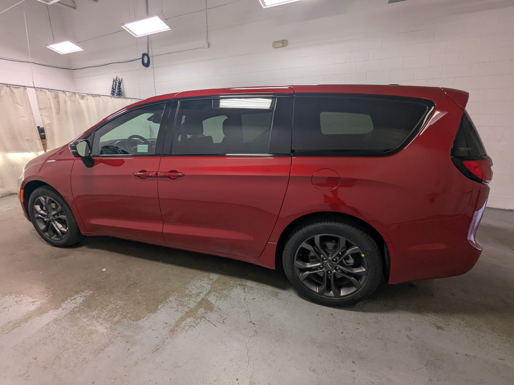 New 2026 Red Hot Pearl-Coat Exterior Paint Chrysler Select image 8