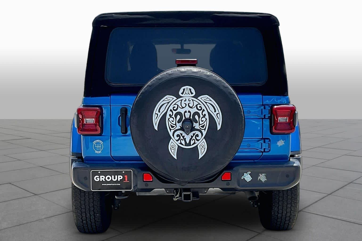 Used 2022 Hydro Blue Pearlcoat Jeep Unlimited Sahara image 5