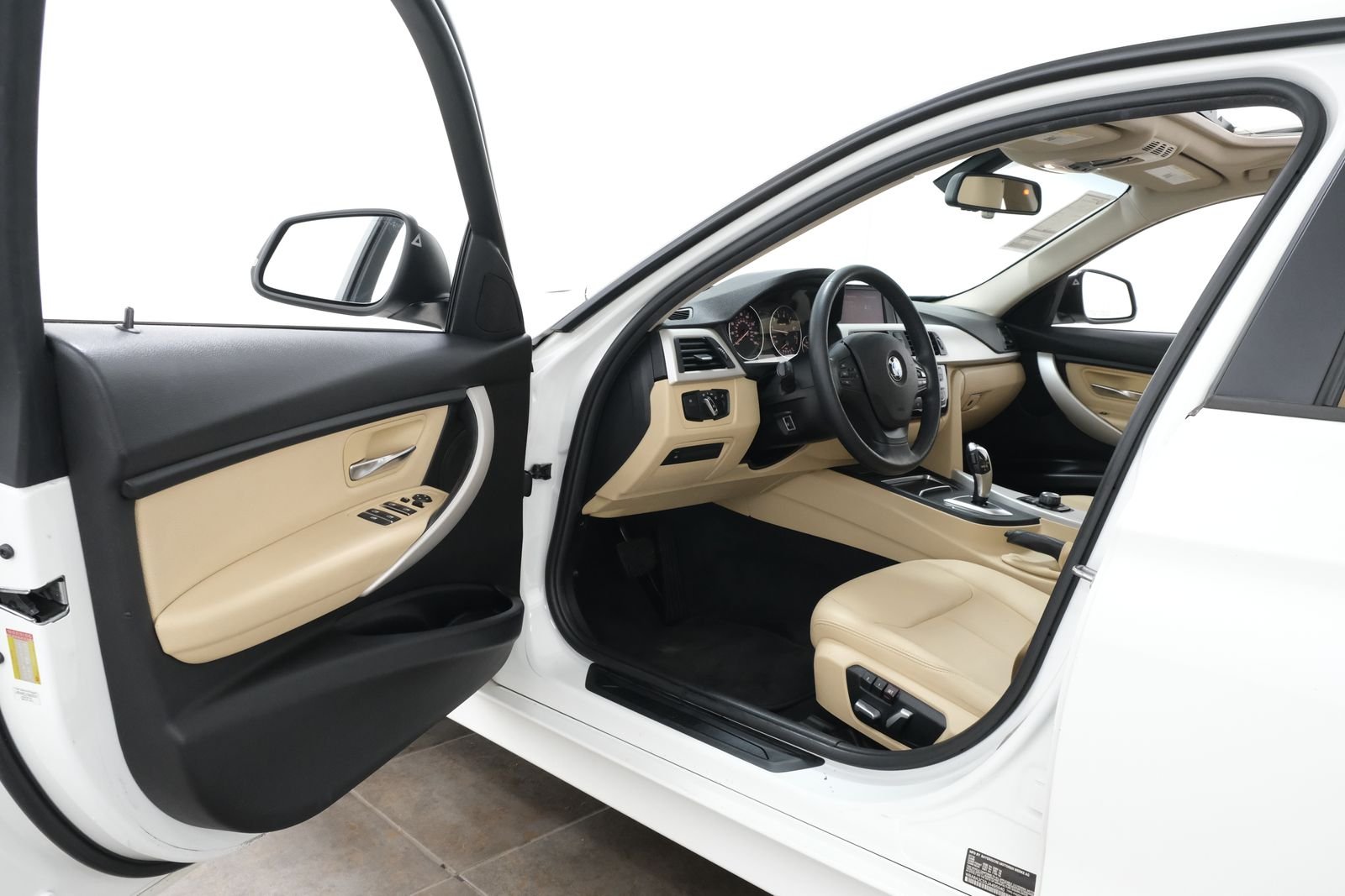 Used 2018 Alpine White BMW 320i xDrive image 23