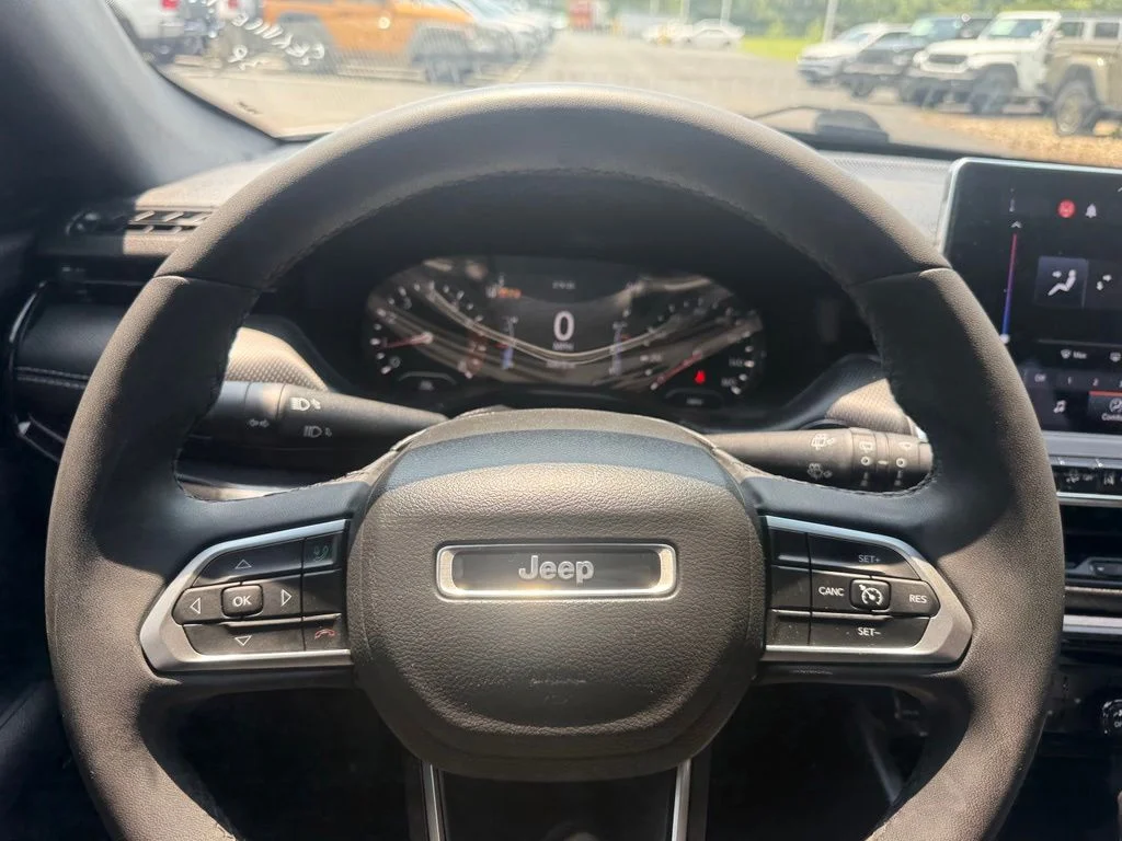 Used 2022 White Jeep Latitude image 20