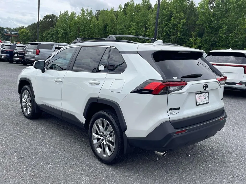 Used 2025 Wind Chill Pearl Toyota XLE Premium image 4
