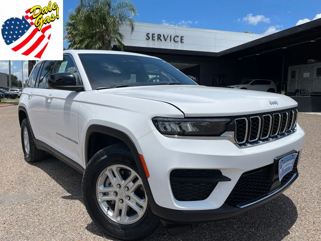 Used 2025 White Jeep Laredo image 1