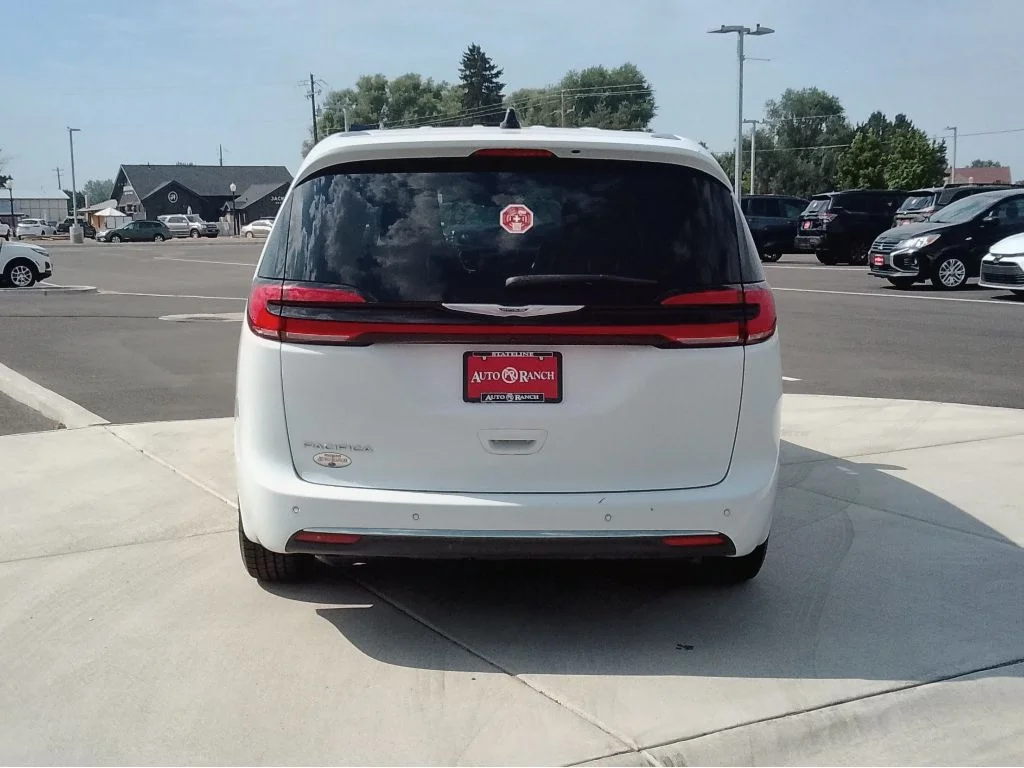 Used 2025 Bright White Clearcoat Chrysler Select image 4