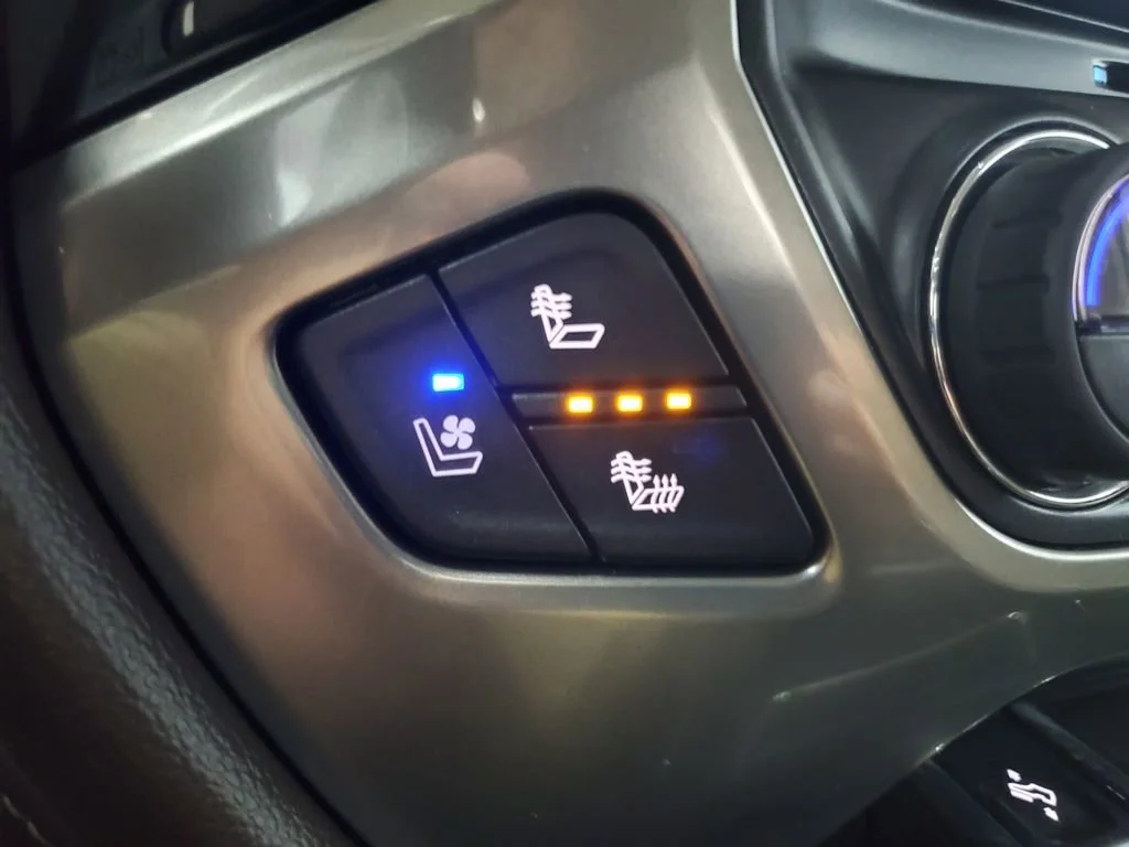 Used 2018 IRIDESCENT PEARL TRICOAT Chevrolet LTZ image 20