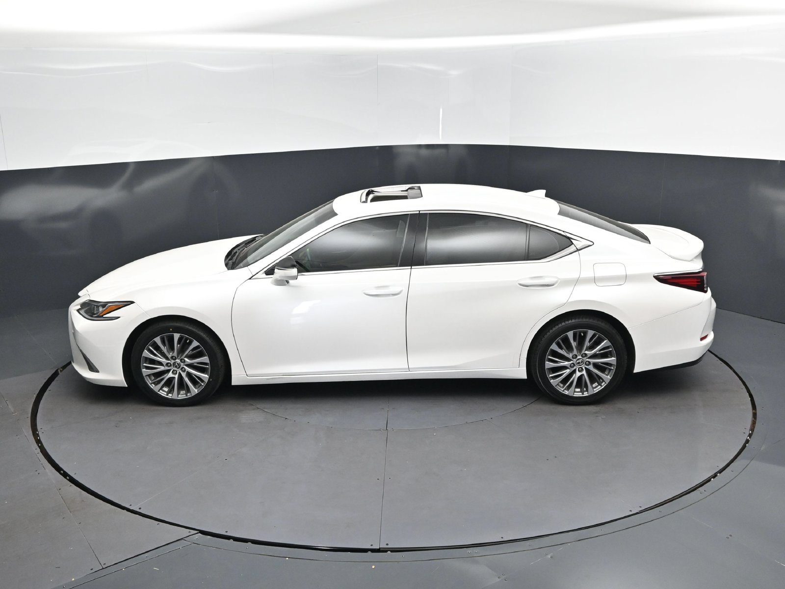 2021 Lexus ES 350 - Photo 32