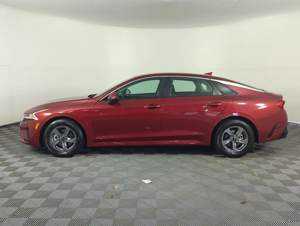 Used 2023 Red Kia LXS image 4