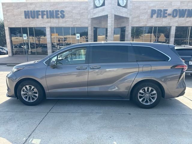 2022 Toyota Sienna LE