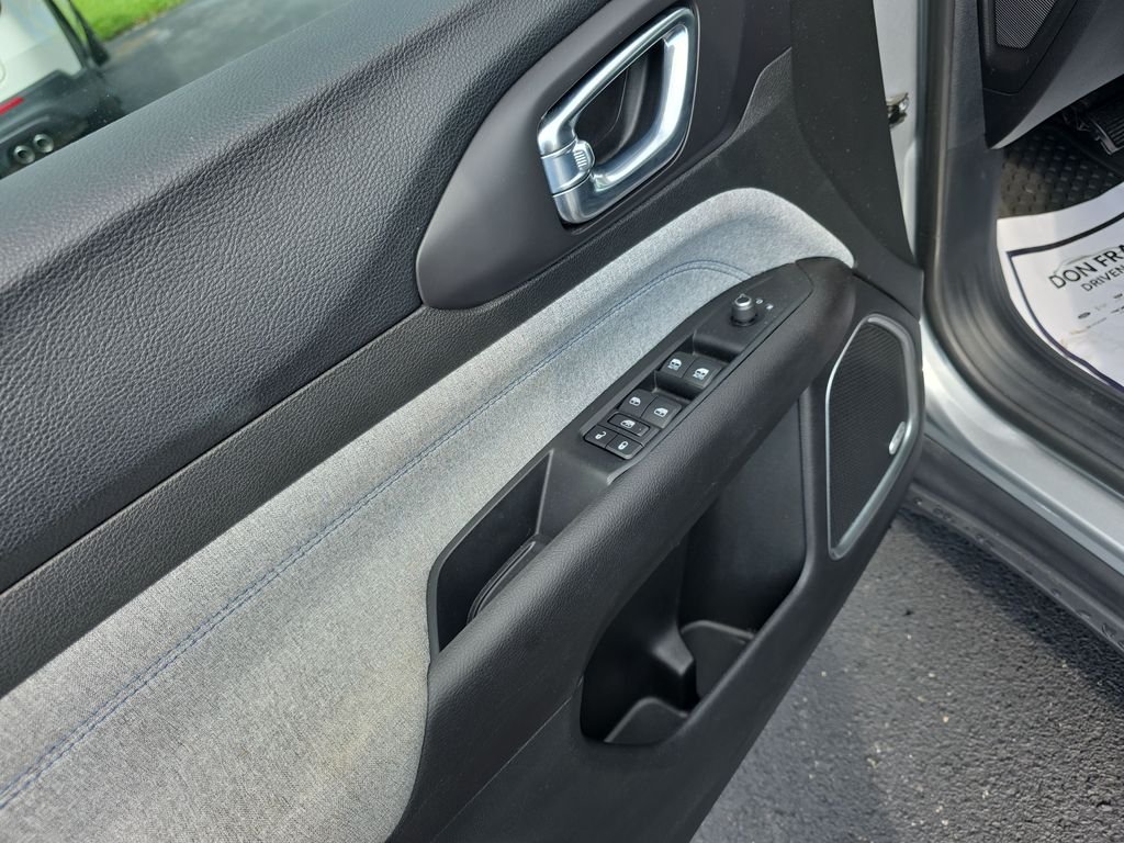 Used 2022 Silver Jeep Latitude image 13