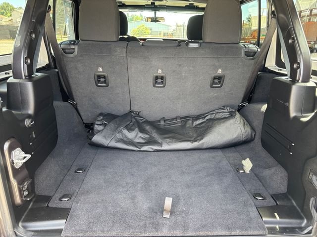 Used 2021 Crystal Metallic Jeep Unlimited Rubicon image 23