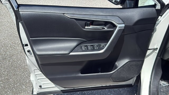 Used 2025 Ice Toyota XLE image 17