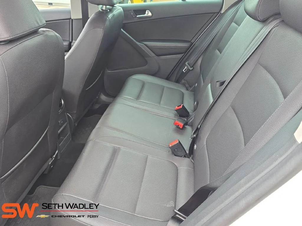 Used 2016 White Volkswagen SE image 13