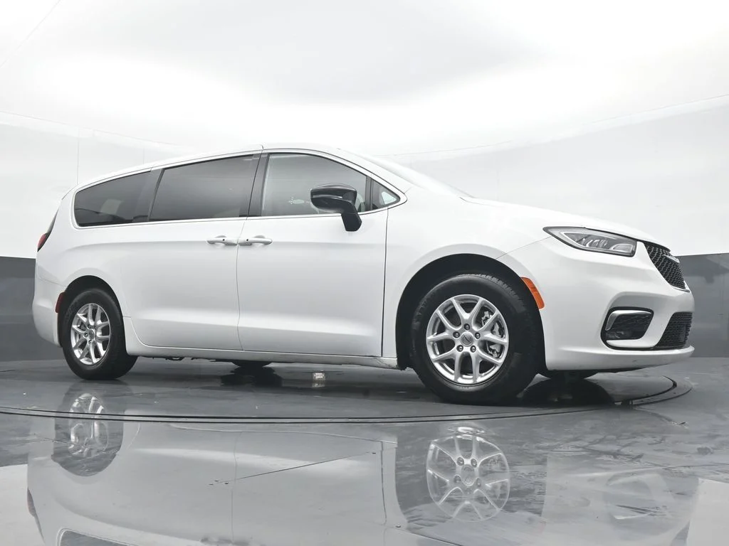 Used 2025 White Chrysler Select image 32
