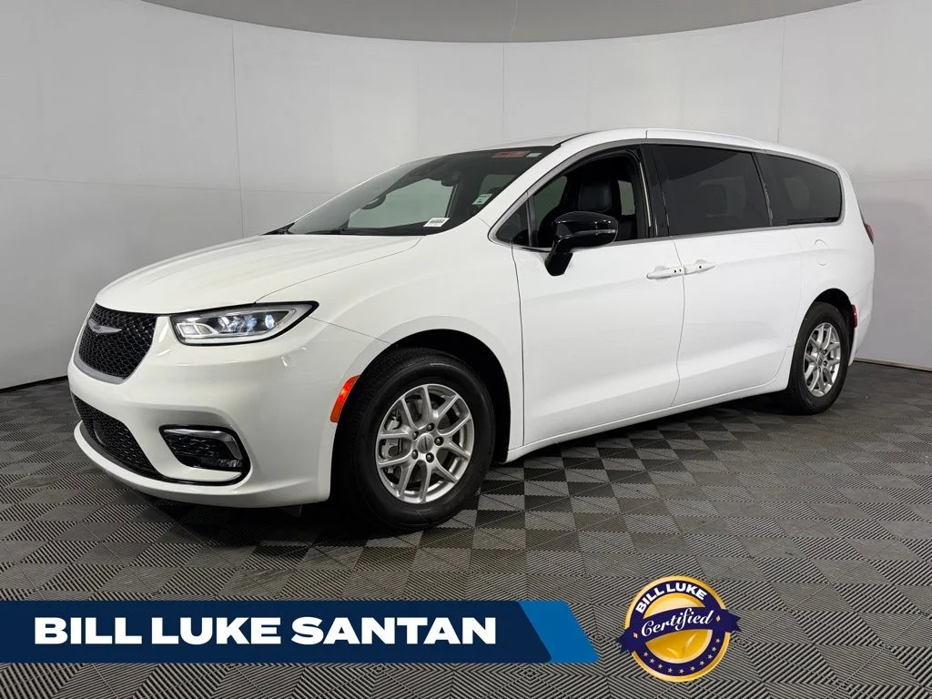 2025 Chrysler Pacifica Select's photo