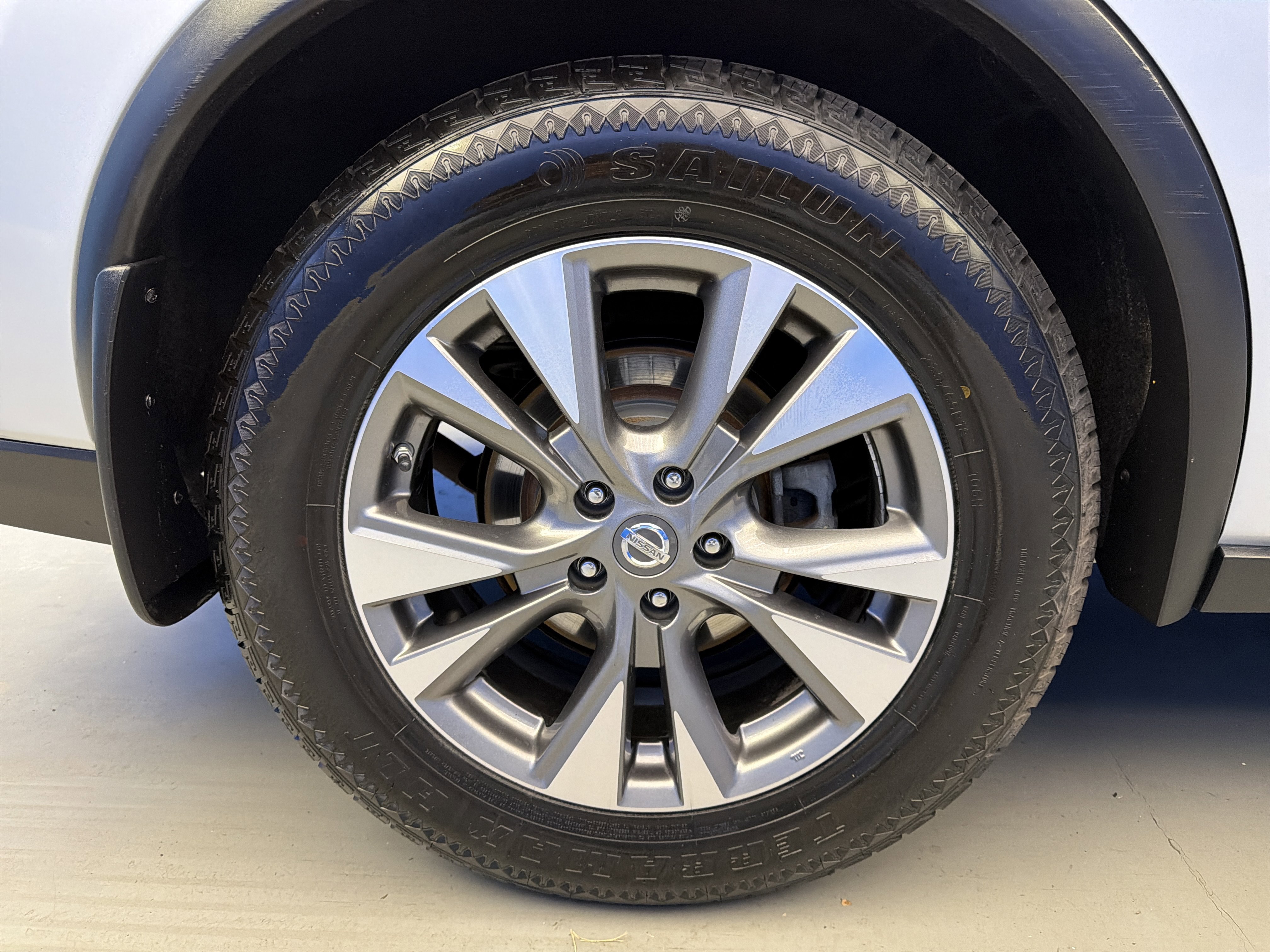 Used 2017 Brilliant Silver Metallic Nissan SL image 9