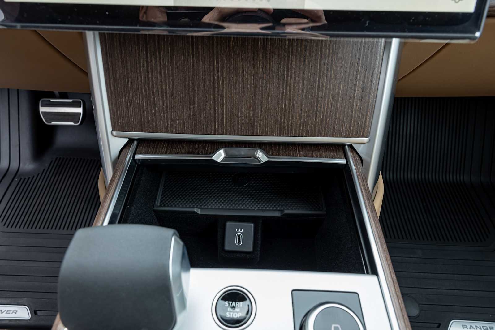 New 2027 Santorini Black Land Rover SE image 20
