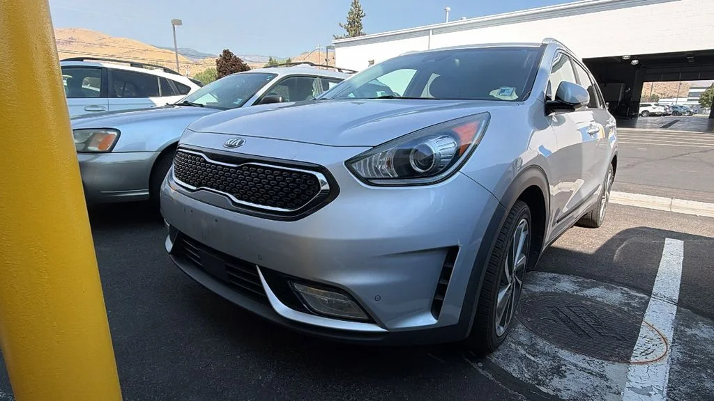 Used 2017 Silky Silver Kia Touring image 4