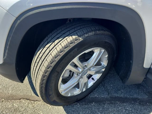 Used 2020 Silver GMC SLE image 32