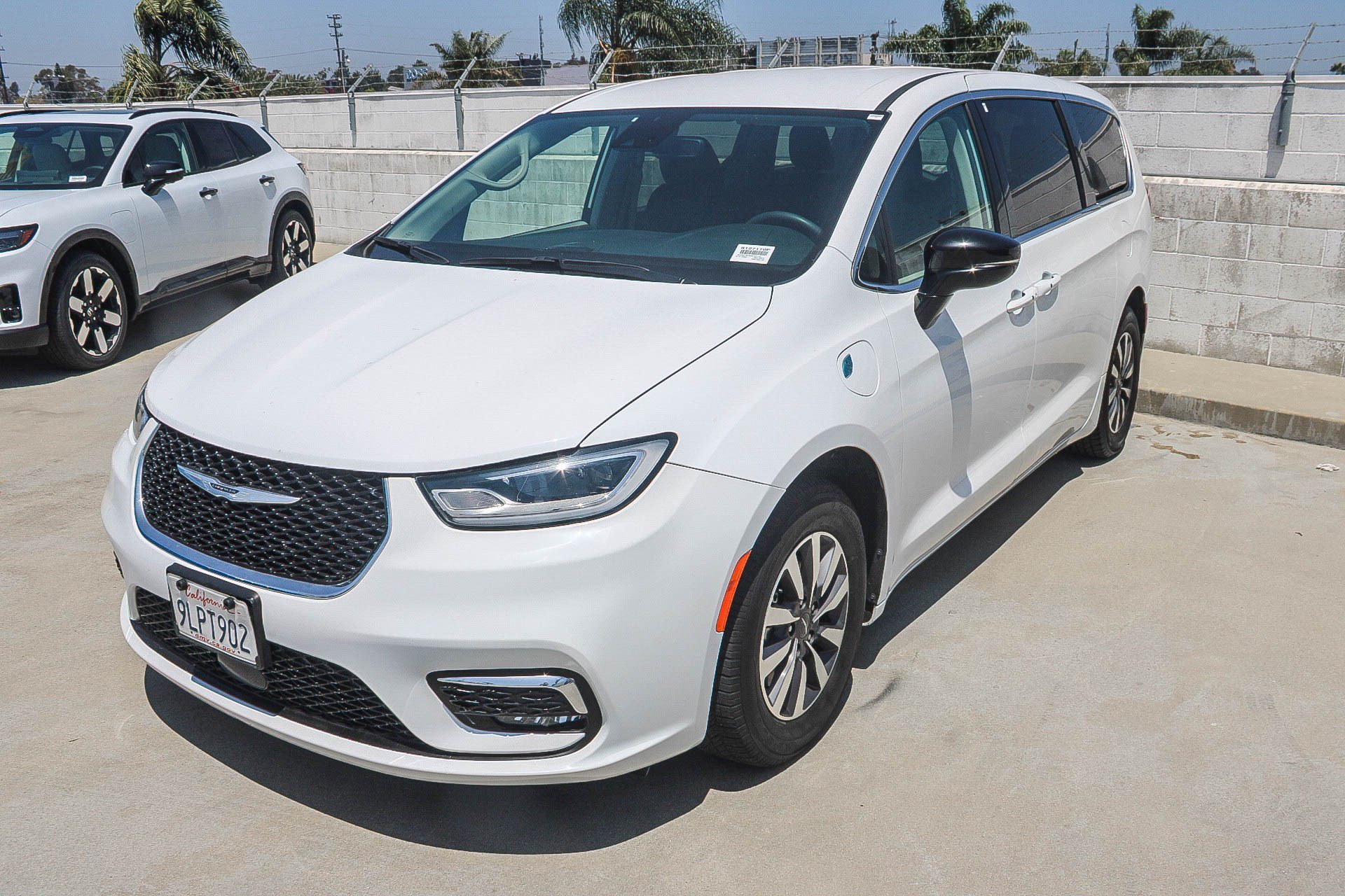 Used 2024 Bright White Clearcoat Chrysler Hybrid Select image 5