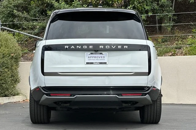 Used 2024 White Land Rover SE image 4