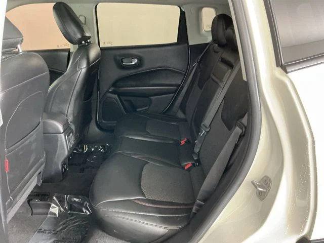 Used 2018 White Clearcoat Jeep Trailhawk image 27