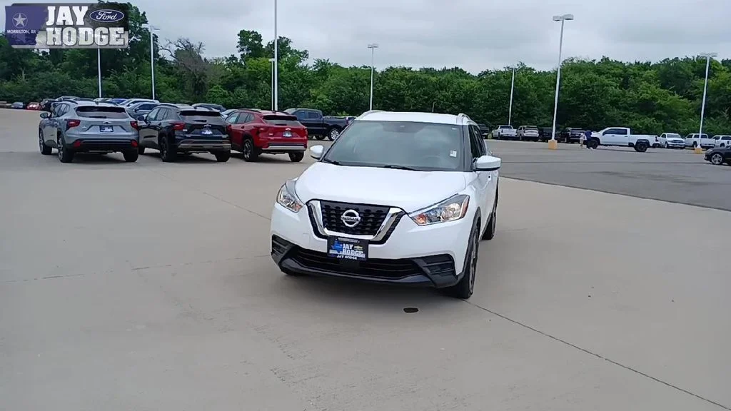 Used 2020 White Nissan SV image 3