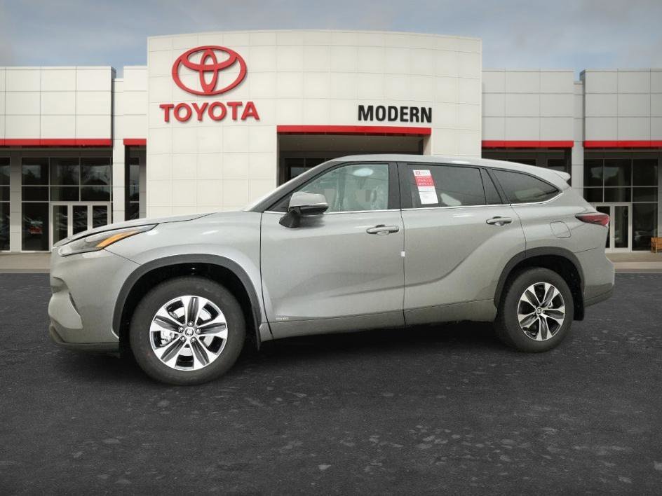 New 2026 Heavy Metallic Toyota Hybrid XLE image 8