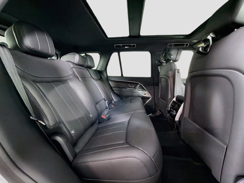 New 2027 Fuji White Land Rover SE image 29