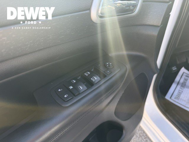 Used 2017 Bright White Clearcoat Jeep Altitude image 10