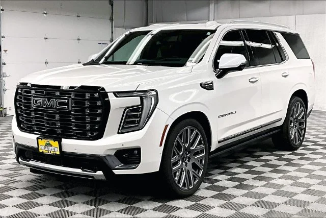 Used 2025 White Frost Tricoat GMC Denali Ultimate image 12